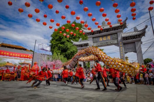 La danza del drago eseguita dalla comunità cinese in Indonesia