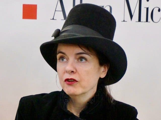 La scrittrice Amélie Nothomb al Salone del Libro di Parigi nel 2015