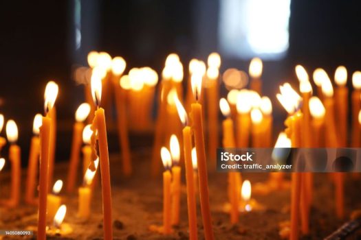 Candele commemorative per il genocidio descritto nel romanzo